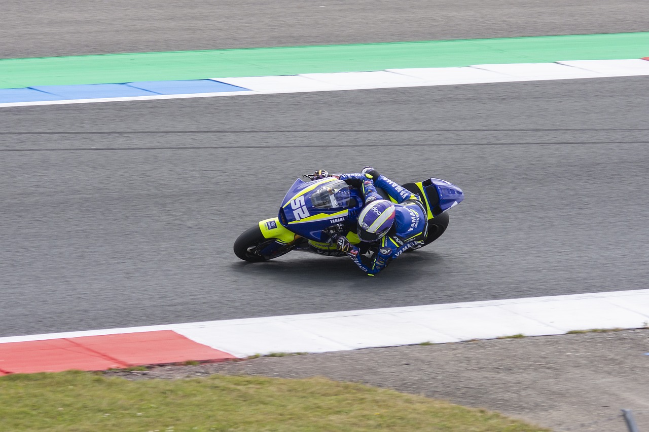 过与企业合 过与企业合